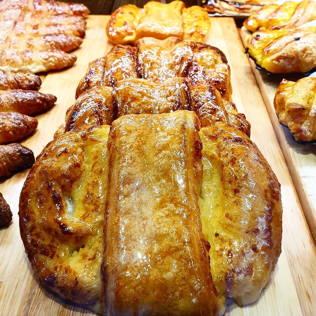 PasteleriasIOAN's tweet photo. 🥨Mariposa de crema🥨
.
¿Un dulcecito?😊
.
Brillante por fuera por su glaseado de azucar🧂y cremosa por dentro🧈 por su pequeño relleno de crema...
.
¿Lo habeis probado ya? Os invitamos a visitarnos y nos deis vuestra opinión.😜 
.
#pasteleria #pastele… https://t.co/zn90ZAaGZf https://t.co/oq9sEpy5Ob