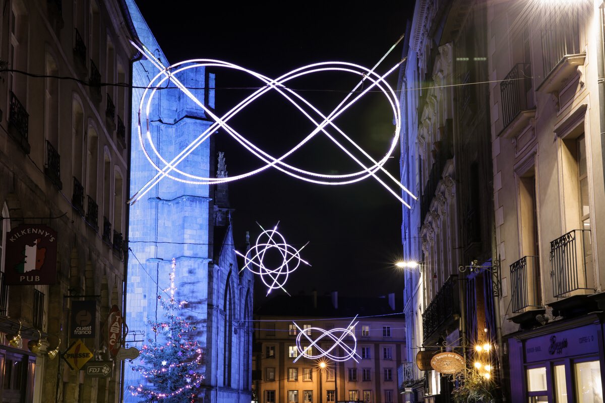 nathalieappere's tweet photo. Rennes s’illumine à l’approche de Noël. Cette année, les illuminations se déploient également dans tous les quartiers de la ville. Une ambiance festive et chaleureuse pour accompagner la réouverture des commerces.✨

(📷 Julien Mignot) https://t.co/XMOtVv7CWf