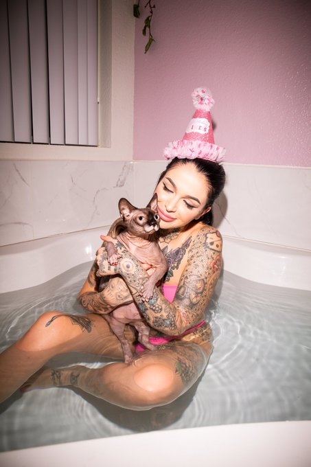 How I&rsquo;m spending my birthday 💕 https://t.co/l9VeE04zwG<a href="/tag/avntrophygirls"class="tags"><span>#avntrophygirls</span></a>