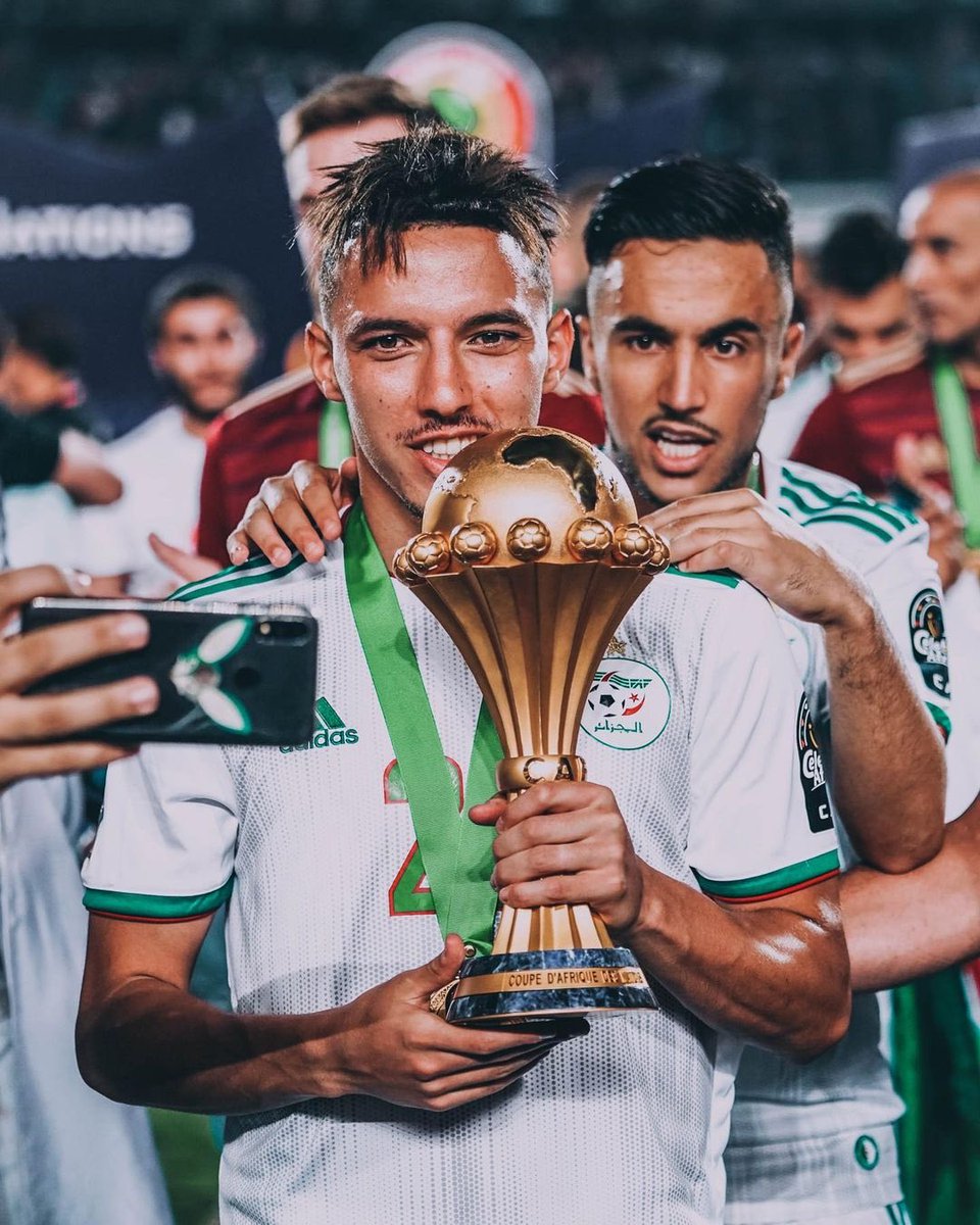 Instant Foot Joyeux Anniversaire A Ismael Bennacer Qui Fete Aujourd Hui Ses 23 Ans Le Crack Algerien