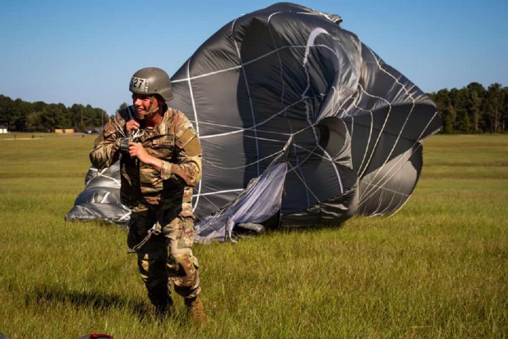 USArmy's tweet image. Airborne! ✈️ 

A trainee completes their qualifying jump during Jump Week at #USArmy Airborne School, @FortBenning, Ga. 

#TrainedAndReady | #PicOfTheDay

📸 by @FortBenningPAO