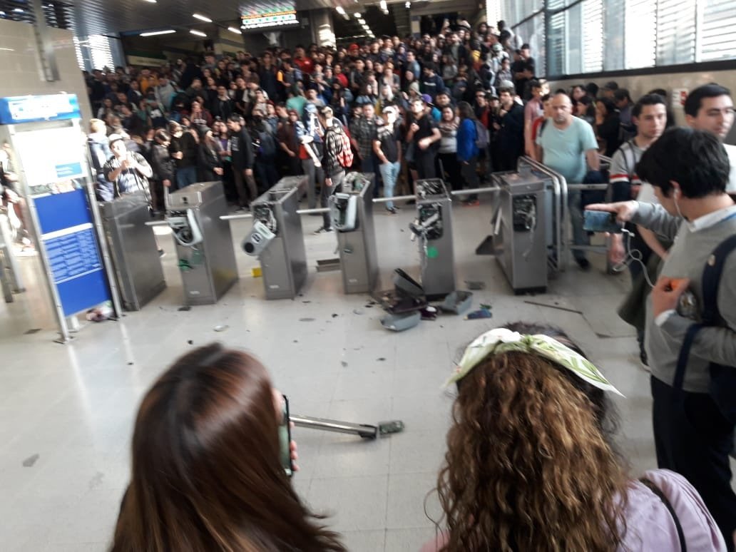 joseantoniokast's tweet photo. El mundo ideal de la #DefensoraMarxista . Basta de violencia y de abuso ideológico. Que se vaya Patricia Muñoz! https://t.co/IiTYATwahZ