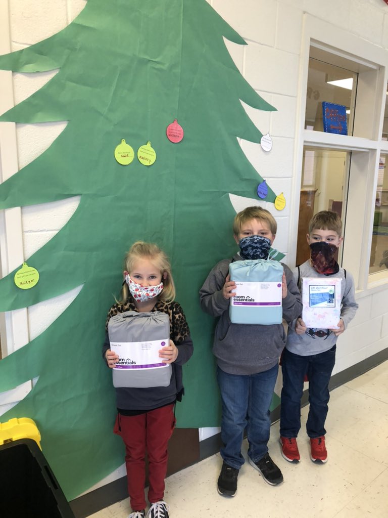TweetDCS_LPS's tweet photo. 🎶On the First Day of Service, our LPS Kids of Integrity gave...twin sheets for sleeping!🎶  The children of @PalmerHome will benefit from our students’ generosity! #12DaysOfService #TeamDCS #LPSRocks https://t.co/iokoFBvAeV