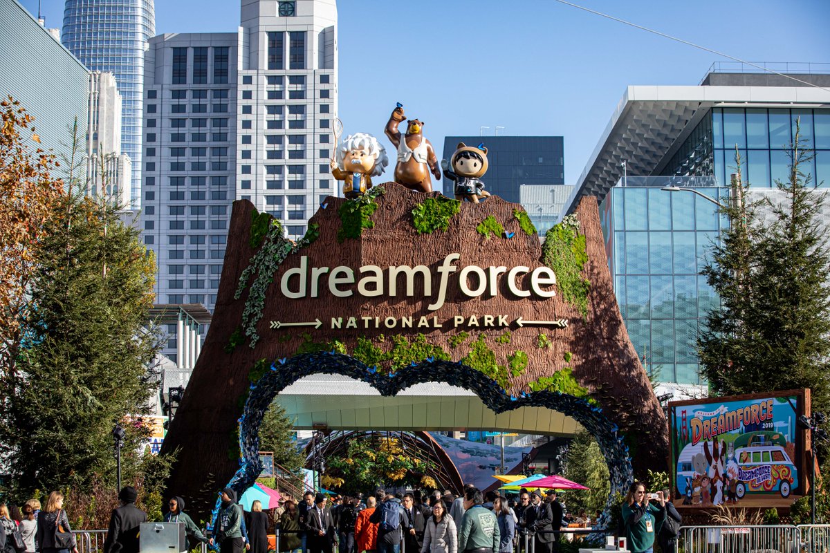 salesforce's tweet photo. Dreamforce may look different this year, but things start to look a bit more familiar when you set these as your Zoom backgrounds. 💙

Drop your virtual selfies below ⬇️ and we'll see you at the #DF2U keynote: https://t.co/FfX8xl1qdi https://t.co/bxk3WpBC1T
