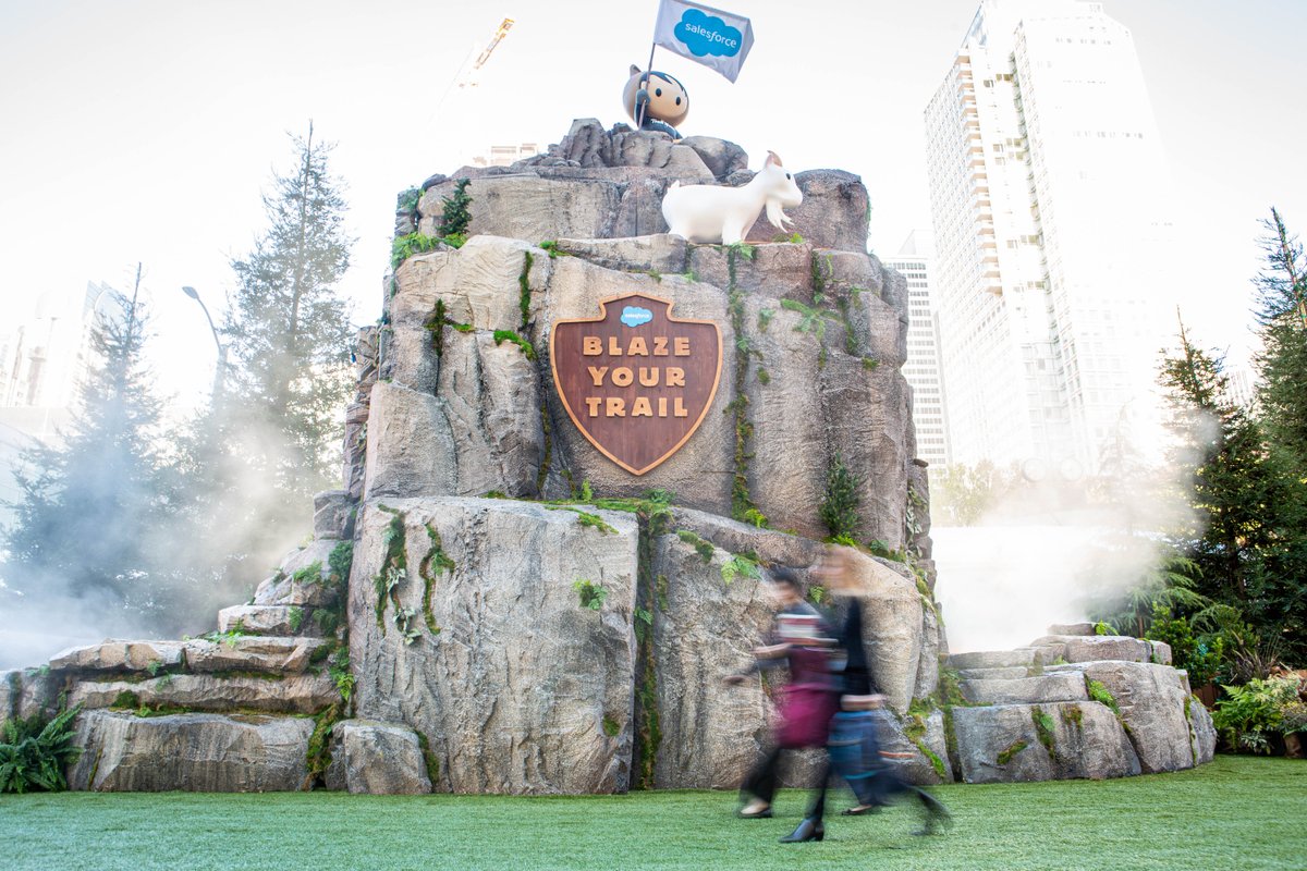 salesforce's tweet photo. Dreamforce may look different this year, but things start to look a bit more familiar when you set these as your Zoom backgrounds. 💙

Drop your virtual selfies below ⬇️ and we'll see you at the #DF2U keynote: https://t.co/FfX8xl1qdi https://t.co/bxk3WpBC1T