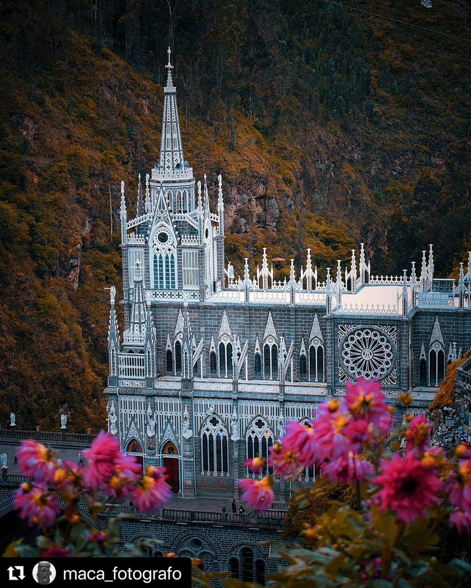 Colombia's tweet photo. Santuario de Las Lajas, el más hermoso del mundo 😍 👌 🇨🇴

Comenta si te gustaría visitar una de las construcciones arquitectónicas más icónicas de nuestro país. Enamórate de #LoMejorDeColombia 💒 🙌🏼 https://t.co/JjQmx1xQFV