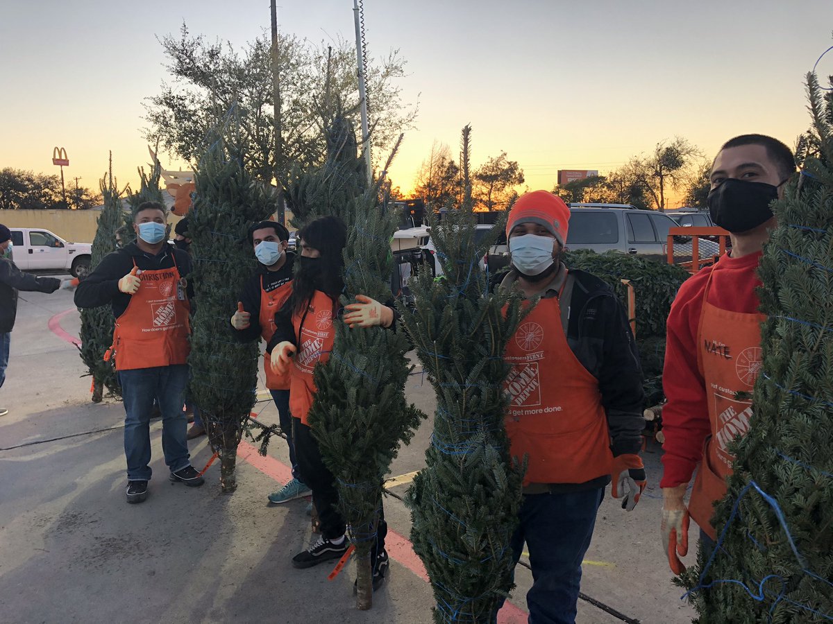 elizondo_iii's tweet photo. Store 6584 hosting Port of Corpus Christi Xmas tree give away! #LOB  @MarksabasRivera @JarrodFarmer4 @kimbrough_mk @dxkimberly3 @65fbea @whyumadbro911 @RickyrayHD @bjp84 https://t.co/qtSx66K6OB