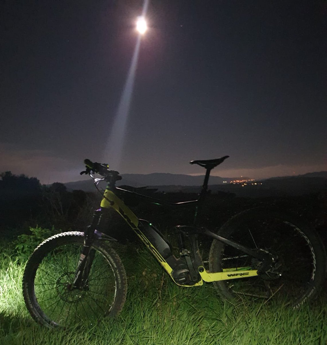 ConorBikes's tweet photo. Y si te pilla la noche, que sea la luna quien te guíe #ebike #CuidateEnBici https://t.co/97aW2nlPs7