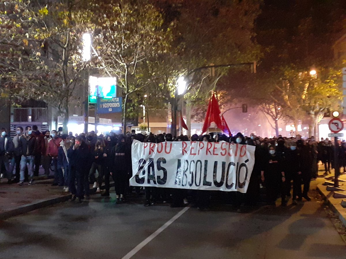 CUP_Penedes's tweet photo. Condemnat a 3 anys i mig de presó per culpa de l'acusació del @govern. Prou repressió contra l'independentisme! 
Tota la solidaritat @sasabsolucio! ✊✊✊ #SasAbsolució https://t.co/LfbbC7hOHM