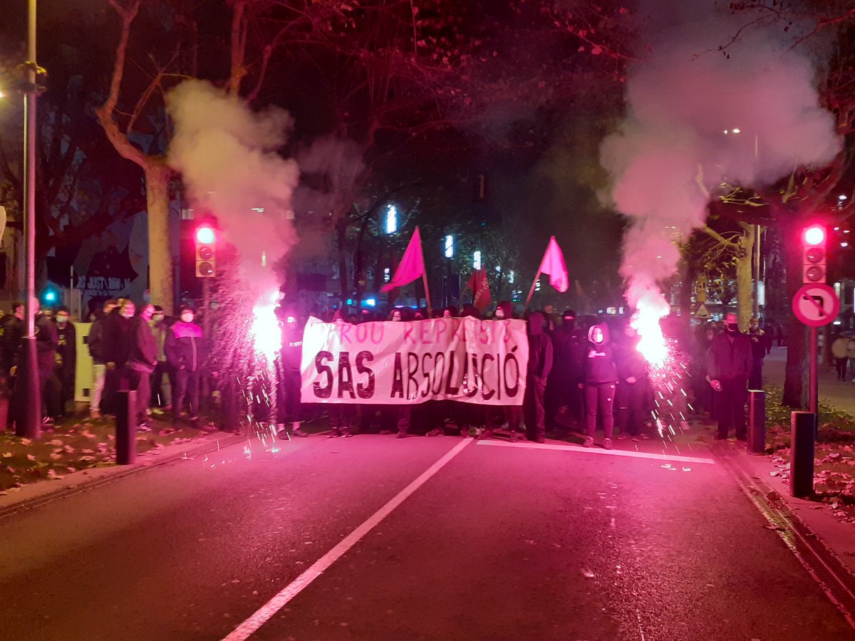 CUP_Penedes's tweet photo. Condemnat a 3 anys i mig de presó per culpa de l'acusació del @govern. Prou repressió contra l'independentisme! 
Tota la solidaritat @sasabsolucio! ✊✊✊ #SasAbsolució https://t.co/LfbbC7hOHM
