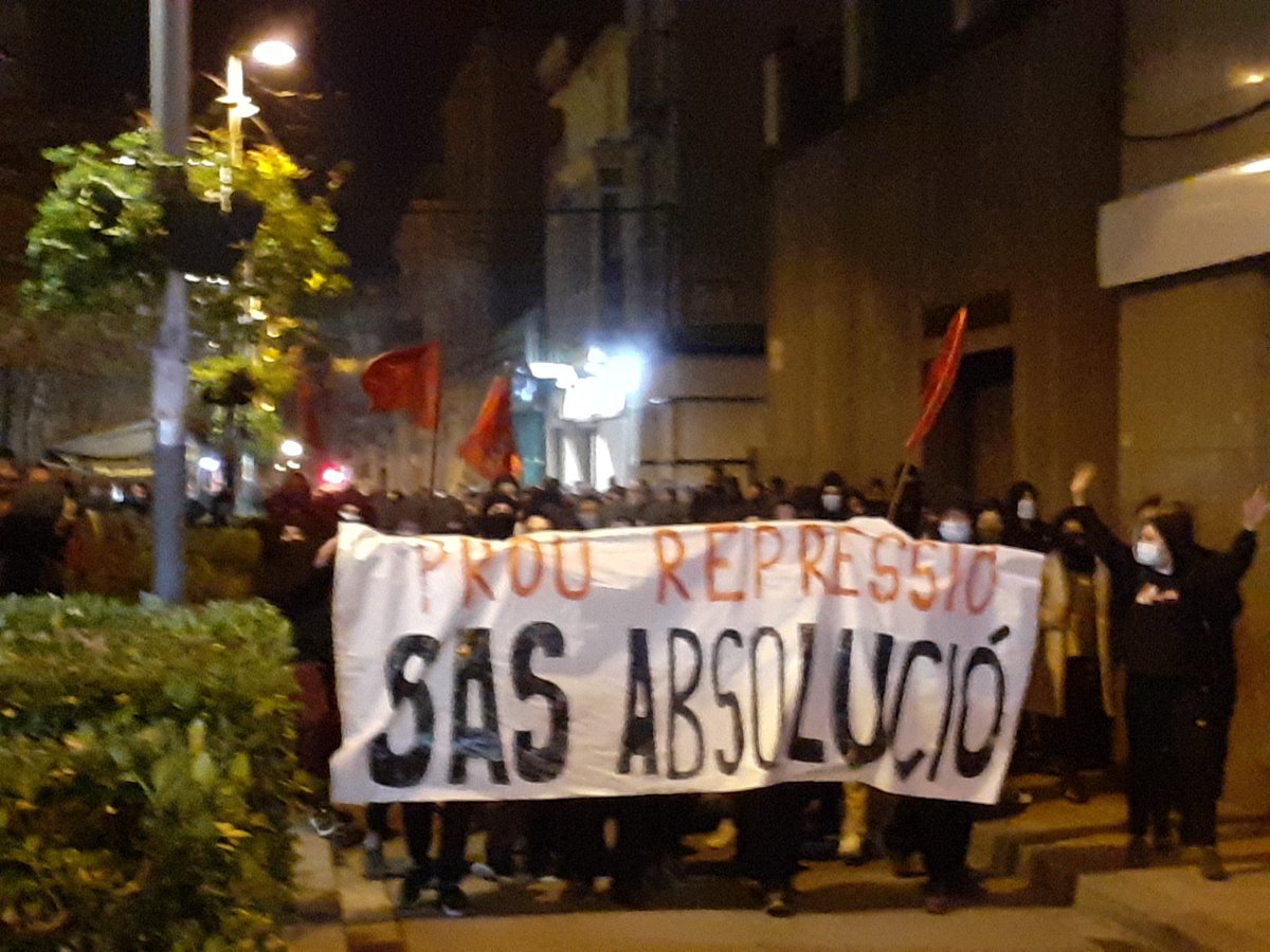 CUP_Penedes's tweet photo. Condemnat a 3 anys i mig de presó per culpa de l'acusació del @govern. Prou repressió contra l'independentisme! 
Tota la solidaritat @sasabsolucio! ✊✊✊ #SasAbsolució https://t.co/LfbbC7hOHM