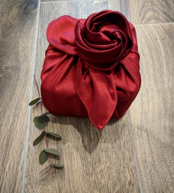 ¡Envolturas de regalos ecológicas! Utiliza pañuelos, lo increíble es que la envoltura también es un regalo que se puede utilizar. #NavidadConAmor 🎄