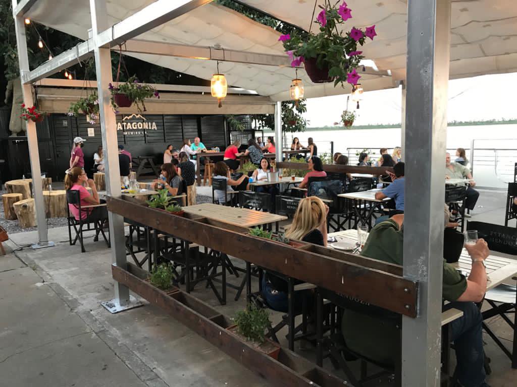 Estacionfluvial's tweet photo. Todos los días podés venir a comer algo rico y a tomar algo frente al río en cualquiera de las plazas al aire libre. Vení a conocer el nuevo refugio #Patagonia o a disfrutar en #Ruffina (restó bar) o en #Río Shop (drugstore bar). https://t.co/EZCNwISy2R