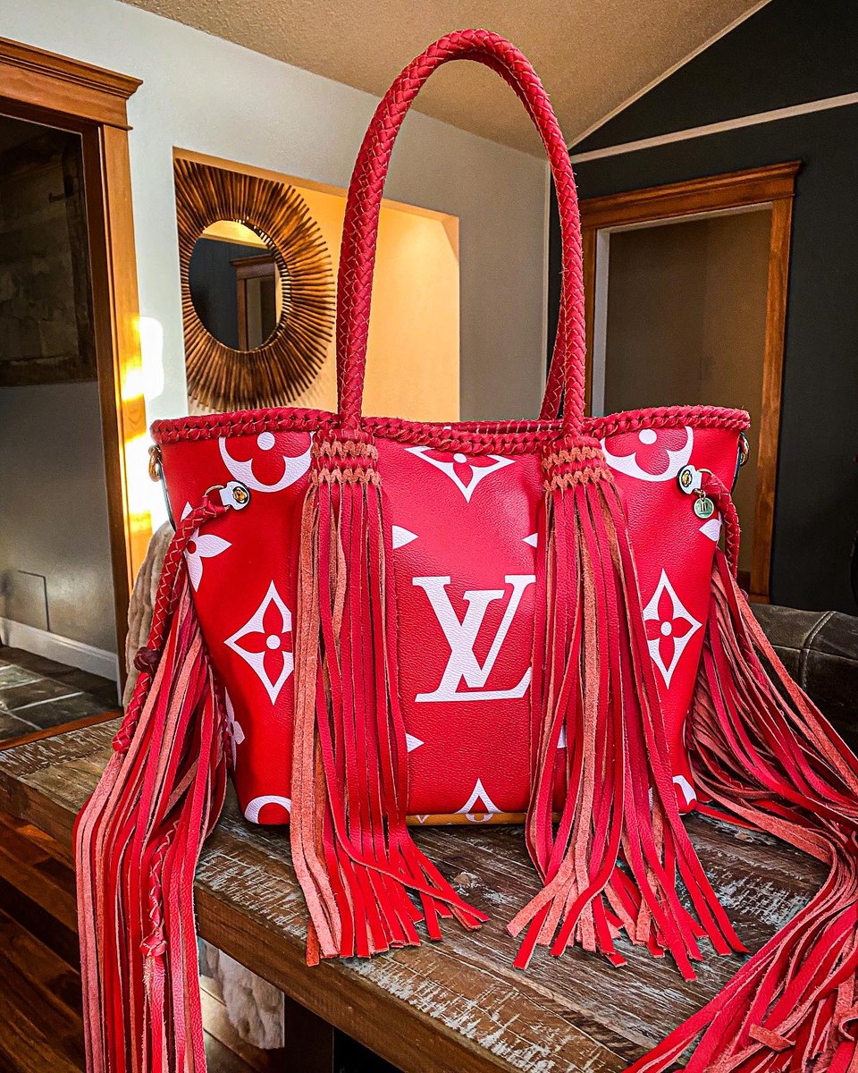 leatherandvodka's tweet photo. Thank you @shop_ranch_house for trusting us and JForks Designs with your vision! 🔥 This limited edition Neverfull was sent in for RED fringe and braidwork. The turquoise was a last minute decision that JForks made possible by setting the stone in matching red leather! ♥️ https://t.co/nZOdjfmPUo