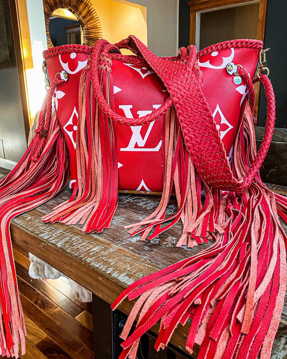 leatherandvodka's tweet photo. Thank you @shop_ranch_house for trusting us and JForks Designs with your vision! 🔥 This limited edition Neverfull was sent in for RED fringe and braidwork. The turquoise was a last minute decision that JForks made possible by setting the stone in matching red leather! ♥️ https://t.co/nZOdjfmPUo