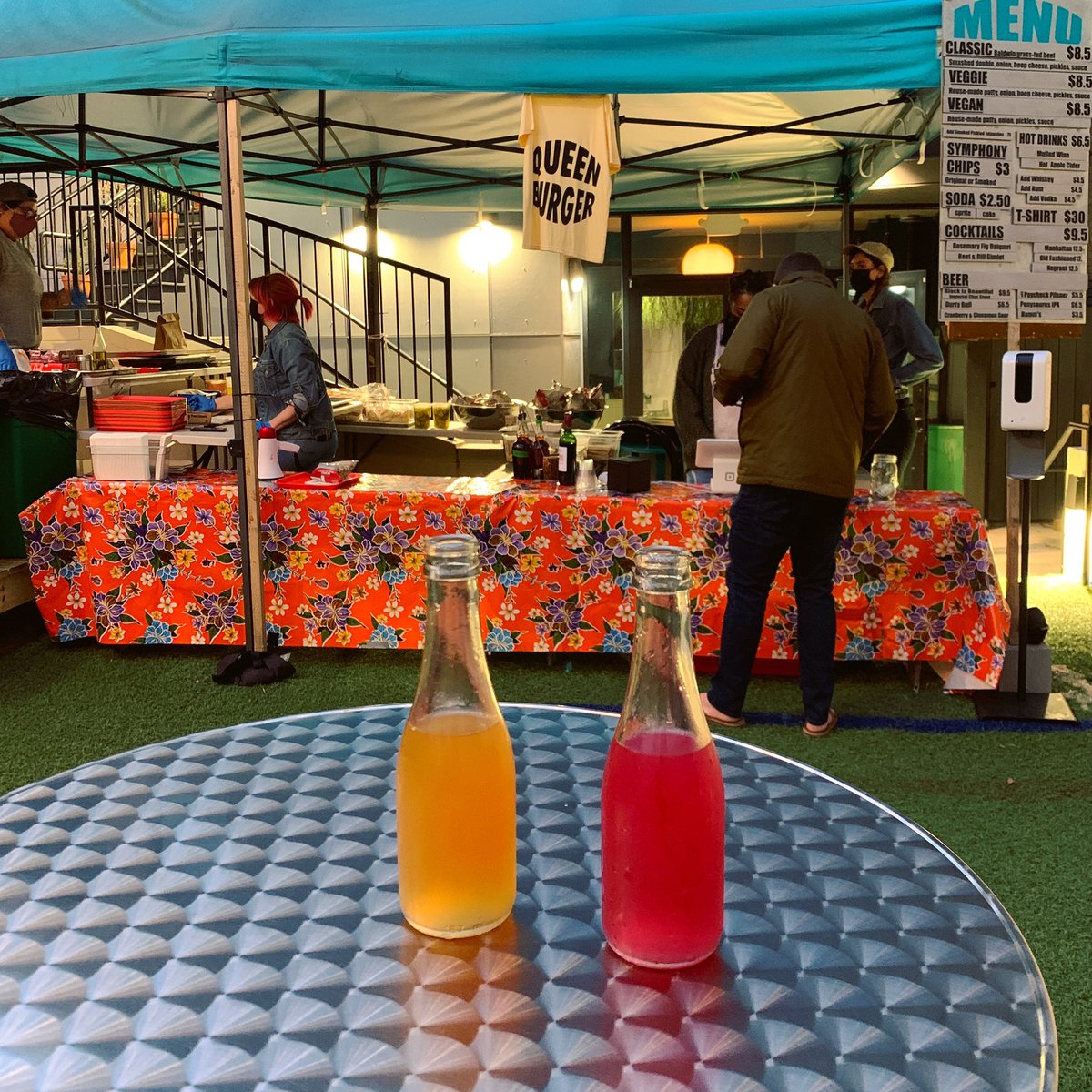 Have you been missing #KingfisherDurham cocktails? #Getyourfix at QueenBurger!

We keep the classics steady: Manhattan, #OldFashioned and #Negroni.

We rotate in the unique #herbaceous, fruity and vegetal cocktails we’re especially known for!

See you Thursday at #QueenBurger!