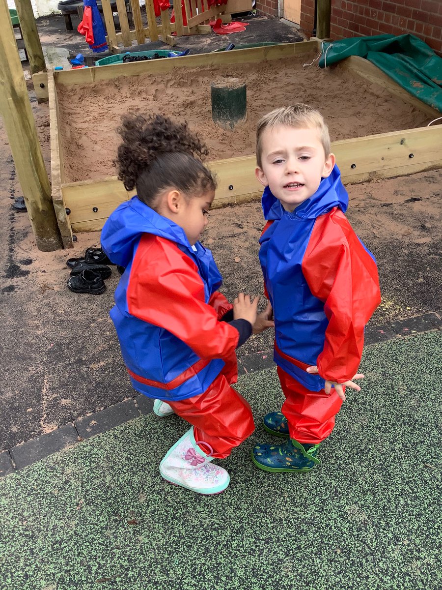 LaceyfieldsRec's tweet image. 💦 The children showed independence today in helping each other put on their water suits! Great team work Bains Class! 💦