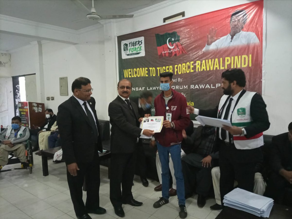 PMTFDistrictRwp's tweet photo. انصاف لائرز فورم کے سنیئر عہدادران کے زیراہتمام  ٹائیگر فورس راولپنڈی کے رضاکاروں کے اعزاز میں تقریب کا انعقاد وکلاء ہال میں کیا گیا جس میں ٹائیگر فورس کی خدمات کو سہرایا گیا اور بہترین کارگردگی پیش کرنے والے رضاکاروں میں اعزازی سرٹیفیکیٹ تقسیم کیے گئے
#TigersForce
#DisttRwp https://t.co/40veq5Kyhs