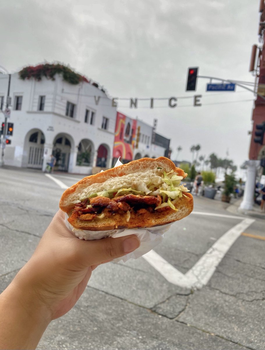 ¡Qué mejor manera de seguir con la experiencia de #MenuUrbano de <a href="/PorkEsSabor/">Pork Es Sabor</a> que con una torta al pastor mientras camino por Venice aquí en LA! Por cierto,  ¿ya viste mi receta de las Quesabirrias? ¡No te la pierdas! Visita PorkEsSabor.com. ¡En verdad son riquísimas! #AD