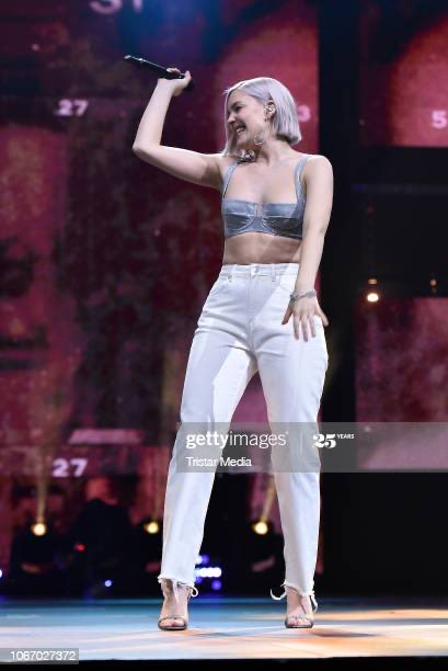 Today - 2 years ago (30/11/18) - performing in Oberhausen, Germany!
wearing heels, btw https://t.co/b5C7qKLxrq
