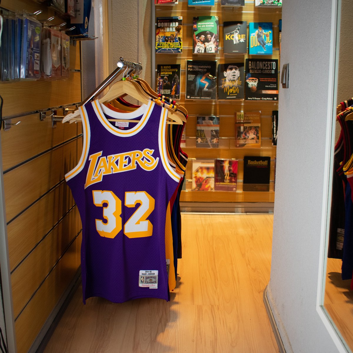 basketspirit's tweet photo. Una combinación maravillosa. Camisetas NBA retro y libros de baloncesto y NBA. 📙🏀
https://t.co/pcnueV5O70 #librosbaloncesto #librosnba #nbaretro https://t.co/XOVHk29nJn