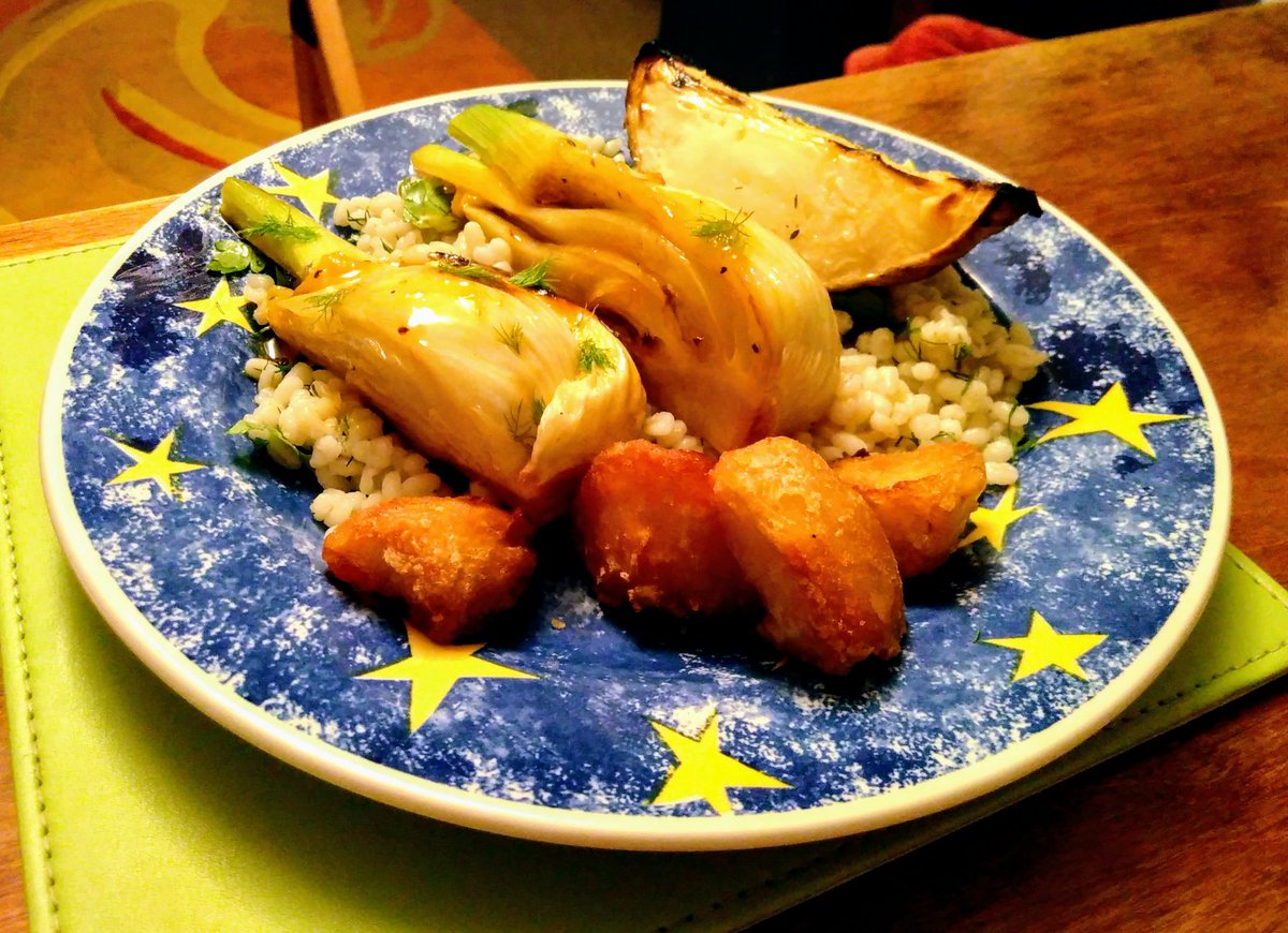 nomnomdan's tweet photo. Braised fennel &amp; orange, roast celeriac, pearl barley, fennel tops. (Yes we've been watching Masterchef, how did you...?) The fennel was lovely, slightly caramelised orange juices. #vegetarian #kitchendiary https://t.co/MZmrTJqDyn