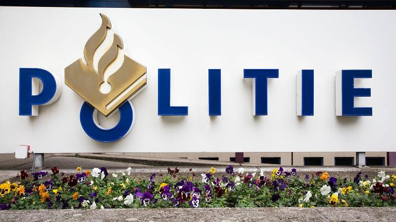 Politie onderzoekt overlijden 19-jarige man na steekincident Lelystad . #nieuws.