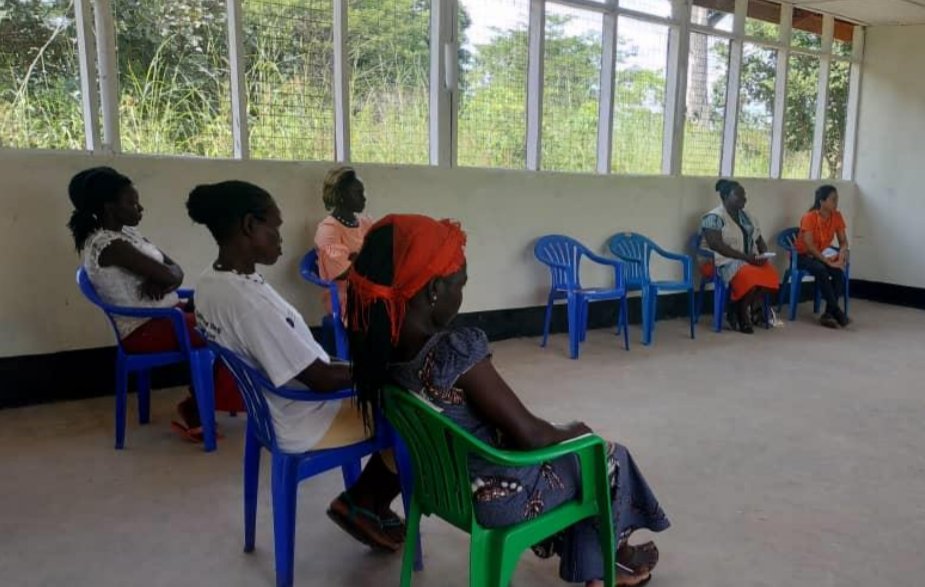 Peaceforce's tweet photo. A Women's Protection Team in Yambio, South Sudan met with their governor to voice concerns over their safety and security. 

More👉https://t.co/quqsonr8Fp

#SSOT 
Work made possible by the support of the @EUinSouthSudan 🇪🇺 https://t.co/7bR33YMDSg