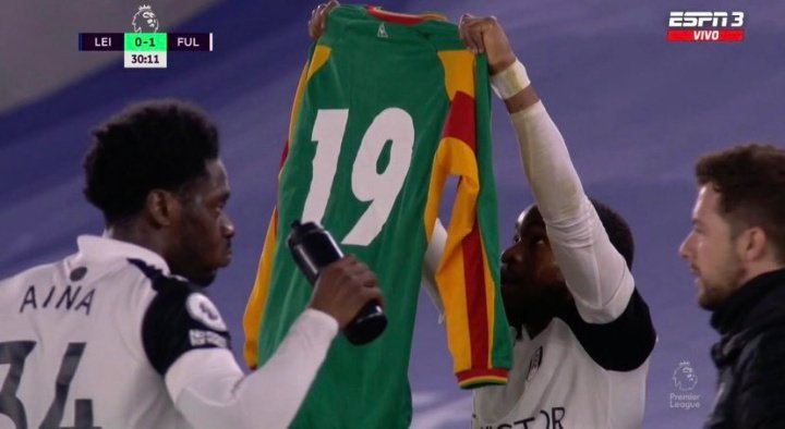 fulhamARG's tweet photo. Hermoso homenaje que le hicieron los muchachos a pape diop 
QEPD leyenda 🕊️ https://t.co/U94KvmVpuW