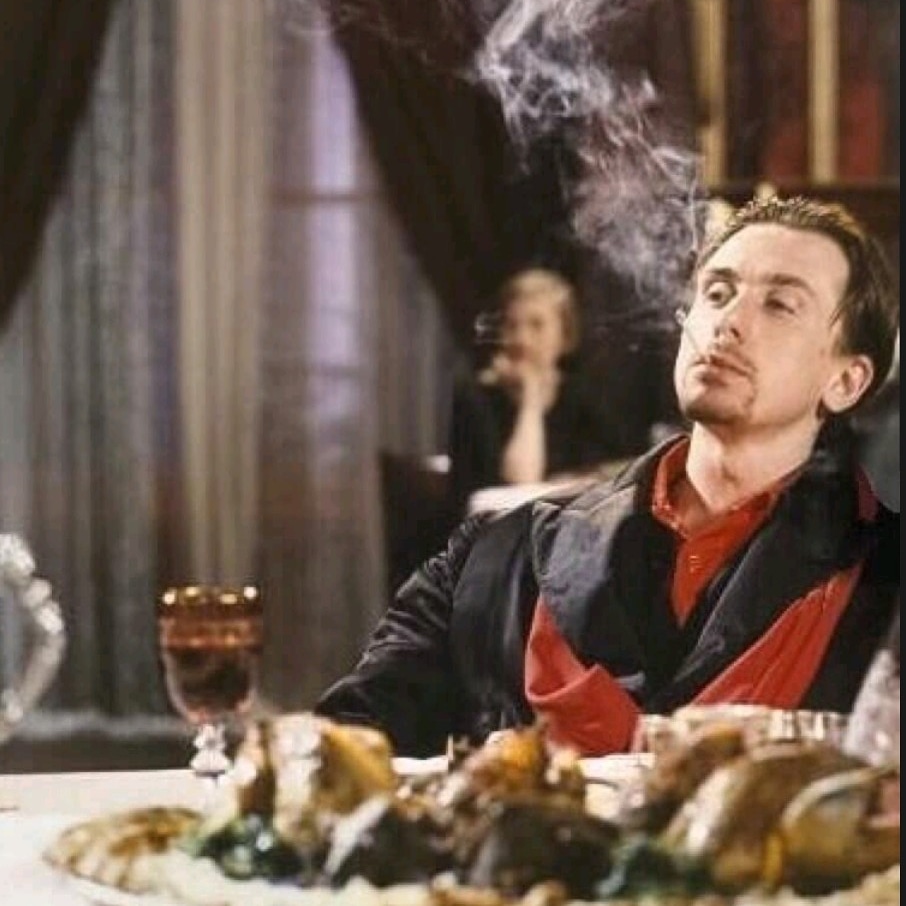 Gastrofilms's tweet photo. Tim Roth esperant...
➡️ El cocinero, el ladrón, su mujer y su amante (1989) de PeterGreenaway 
#cine #gastrofilms #cocina #gastroigers #timroth https://t.co/X01ofW7uAQ