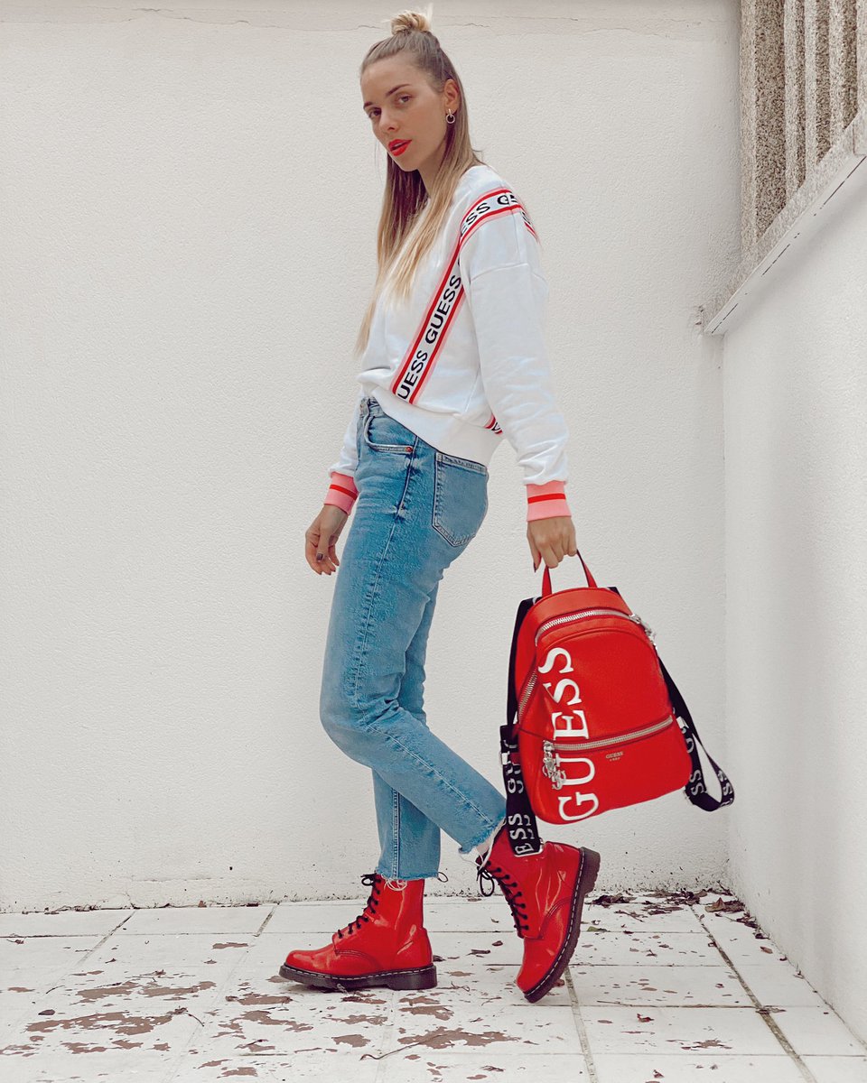 Por aquí xa estamos preparad@s para recibir Decembro !!! 🎉 E vós?? 
.
.
👉mochila e sudadera de @barbaratorrescomplementos 
.
.
#mariamera #actress #actriz #guess #galicia #tv #television #lookstyle #marteens #boots #sudadera #mochila