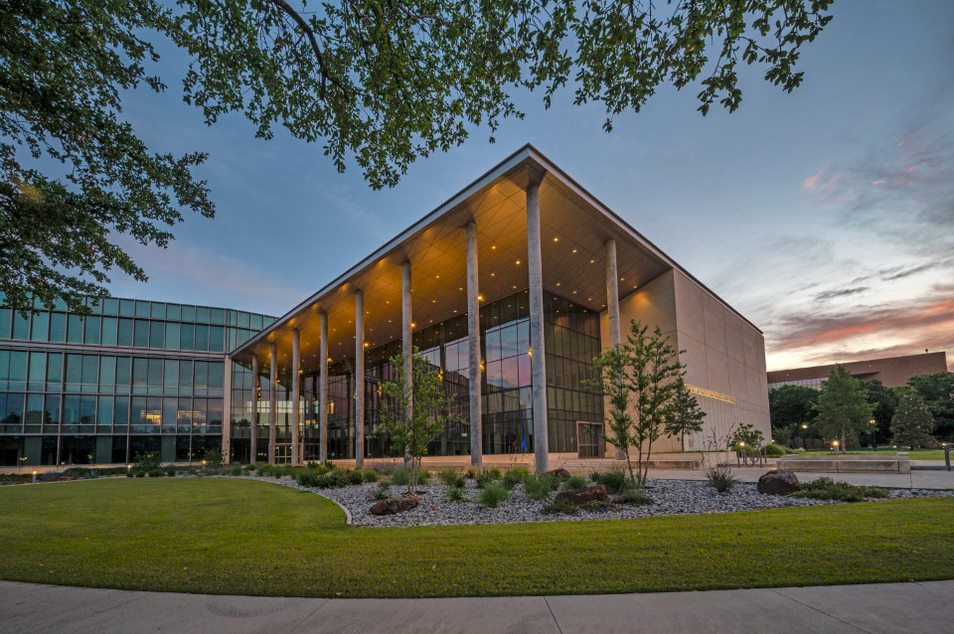 UTArlington's tweet photo. Can you see yourself here? 🧡 💙 #UTAviews https://t.co/tcZFOQzEKH