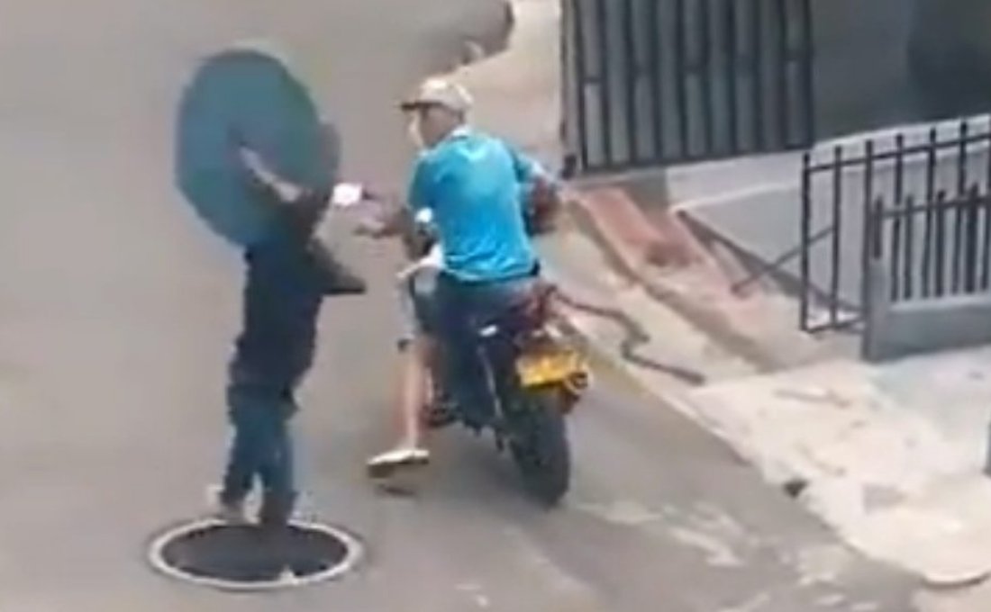 ZonaConfort's tweet photo. Cuando a un ladrón no le salen las cosas como las planea, Karma is a bitch. Checa lo que le pasó a este avanza

https://t.co/ii7yXkZ5Uu: https://t.co/2skaqn5Y82