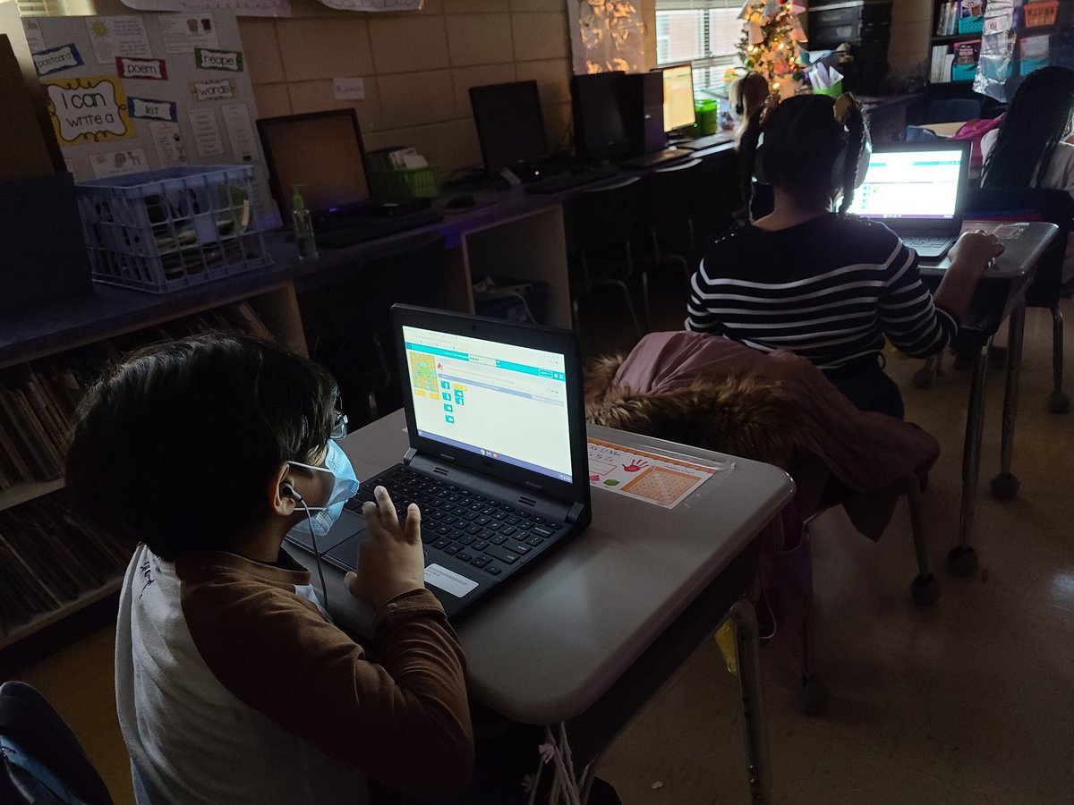 jwest8378's tweet photo. 2nd gr Ss keeping warm by the "fire" on a cold day & using great coding strategies! #FESstudentscode @FultondaleElem @JEFCOEDTech @codeorg https://t.co/1WHd1UKHO8