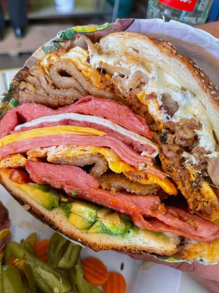 Pulgosodelotzo's tweet photo. La cubana que me quiero comer / la cubana para lo que me alcanza https://t.co/CyEvoDi4to