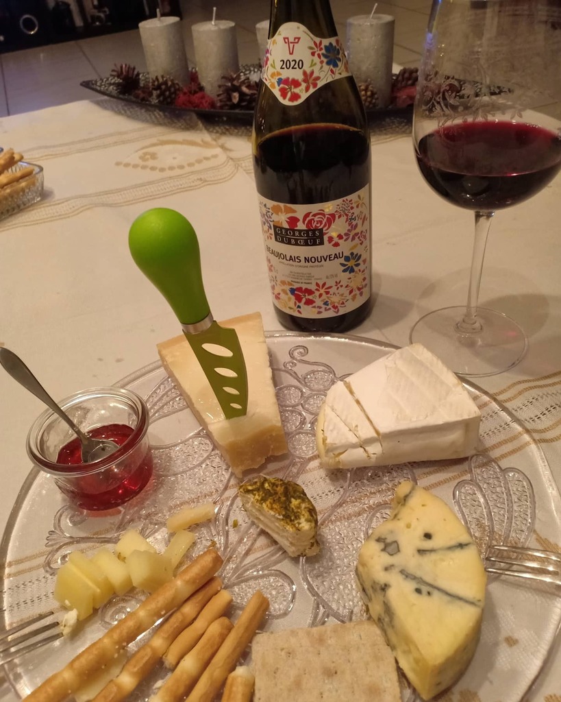 #monday #night #dinner #wine is a #fresh #french #beaujolais #nouveau #2020 #beaujolaisnouveau2020 #camay with #cheeses #cheese
@georgesduboeufofficiel
@duboeufwines
#georgesduboeuf
#parmesan
#bluecheese#bri#herbcheese
#asiago
#Gastronomy #gastronomyn… https://t.co/ue5XoE91iW https://t.co/BxIkzVOnwk
