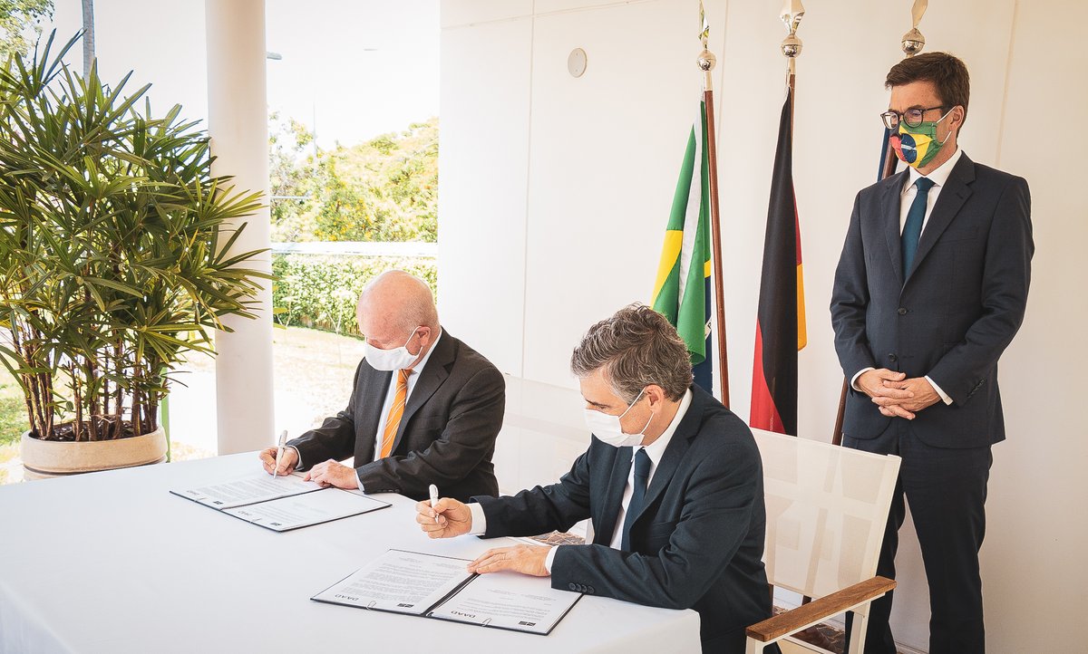 Alemanha_BR's tweet photo. Foi assinado hoje na Embaixada um acordo de cooperação entre o Serviço Alemão de Intercâmbio Acadêmico (DAAD) e a UnB. O objetivo é criar um posto de professor visitante na UnB na área de língua alemã e fomentar as relações culturais entre Brasil e Alemanha. https://t.co/Hs7qoDQoGr