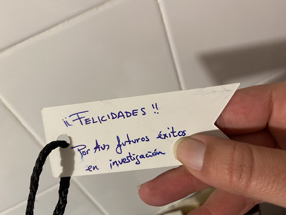 DraMartinezLago's tweet photo. Cuando obtuve una de las becas Junior 2020 del @GrupoGetne, uno de mis súper pacientes con #tumoresneuroendocrinos, emocionado con la noticia, me regaló una botella de vino con esta tarjeta... https://t.co/ZNuOcZJah1