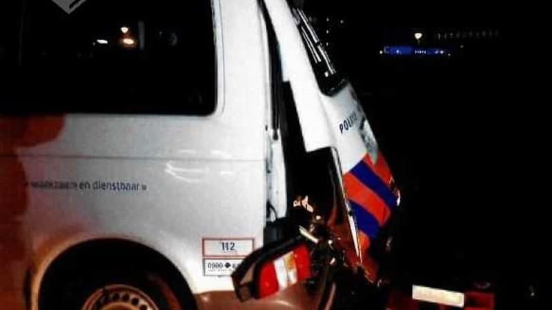 Politie zoekt getuigen van vernieling politie bus door zwaar vuurwerk -..