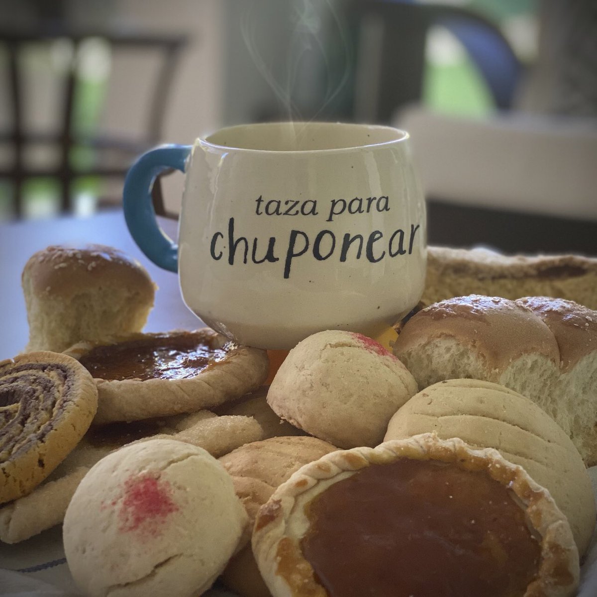 Guanaco2English's tweet image. ¡Buzooos! Tazas para chuponear now available☕️🥐
Handmade tazas para acompañar el cafecito de la tarde, con su respectivo pan dulce, pídala ya pues, my friend, a sólo $12 bolas 🙌🏽🤩

El marquesote va a estar agradecido, de la taza que te has conseguido 

(Pan dulce not included)