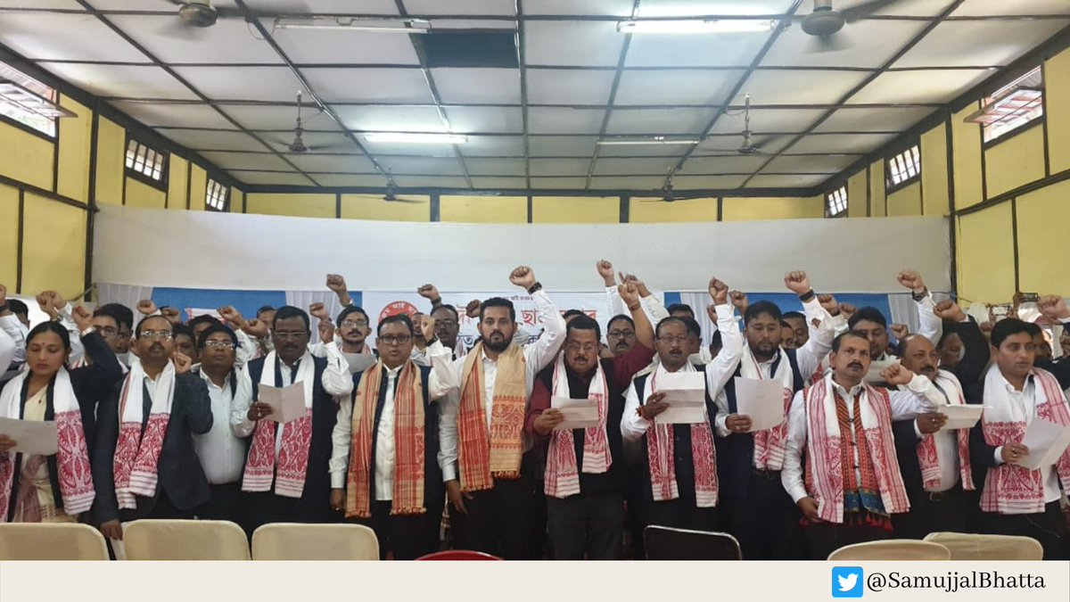 SamujjalBhatta's tweet photo. গুৱাহাটী বিশ্ববিদ্যালয় চৌহদত ৩০ নৱেম্বৰ তাৰিখে সদৌ অসম ছাত্ৰ সন্থাৰ সভাপতি দীপাঙ্ক কুমাৰ নাথ আৰু সাধাৰণ সম্পাদক শঙ্কৰজ্যোতি বৰুৱা সহ নৱনিৰ্বাচিত কাৰ্যনিৰ্বাহকে শপত গ্ৰহণ কৰি দায়িত্বভাৰ লয়।

জাতীয় শ্বহীদ সকলৰ প্ৰতি গভীৰ শ্ৰদ্ধাঞ্জলি জ্ঞাপন  কৰি অনুষ্ঠানৰ আৰম্ভণি কৰা হয়। https://t.co/xSufAY1Kcj