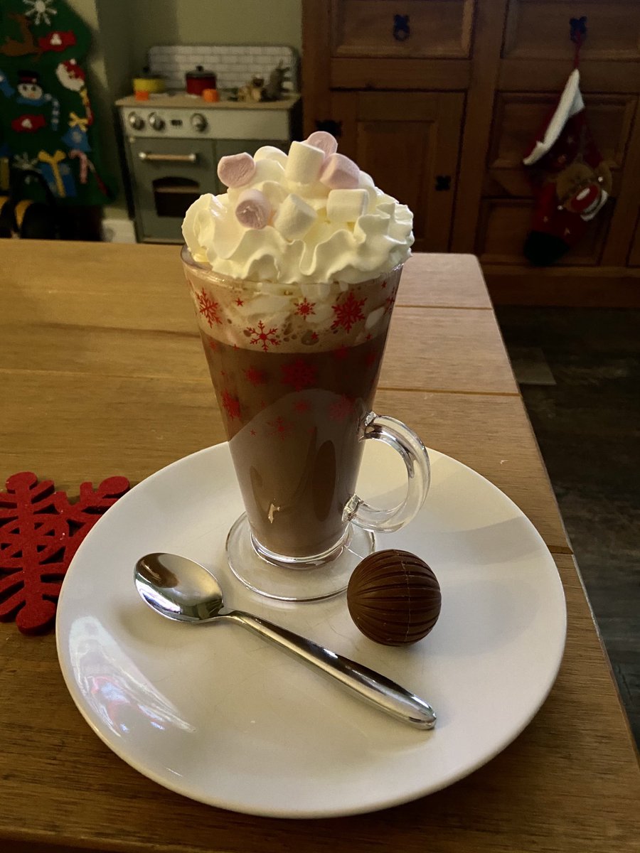 Evening #worcestershirehour. Christmas has arrived at Copson Social HQ! Tree is up and hot chocolate is on the menu 😋 good luck to all the businesses getting ready to reopen this week 🙌🏻