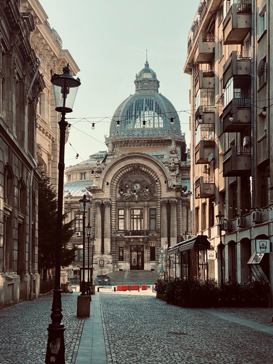 Bucarest reúne multitud de esencias e identidades, y desprende encanto en cada uno de sus rincones, más allá del centro. El primer impacto vendrá con el Palacio del Parlamento, pero seguirá con el casco histórico, su vida nocturna y comida callejera deliciosa. 😋😎 (📸 Unsplash) https://t.co/5vd06hnsRQ