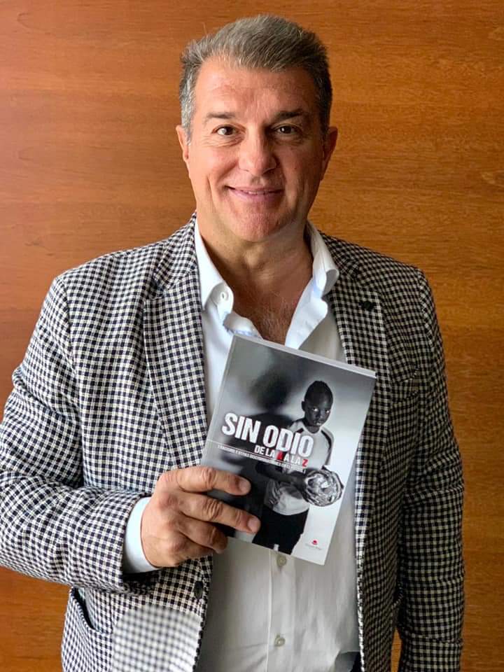 salva_moya's tweet photo. Por su cruzada contra la violencia y el racismo mi preferido para ser presidente del @FCBarcelona es @JoanLaportaFCB protagonista de #SinOdio #CatchingHateOffside https://t.co/M6GuCrSYNx