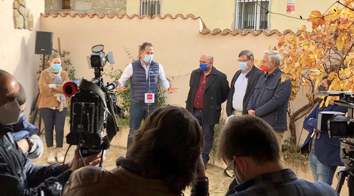 Hoy nos visitaron en la Casa Marta de Braojos en la #SierraNorteDeMadrid ⁦⁦el Vice Presidente de la ⁦<a href="/ComunidadMadrid/">Comunidad de Madrid</a>⁩ ⁦<a href="/ignacioaguado/">Ignacio Aguado</a>⁩  y la Consejera de #Turismo <a href="/CiudadanaMartaR/">Marta Rivera 🇪🇸</a>⁩ con las cámaras de ⁦<a href="/telemadrid/">Telemadrid</a>⁩