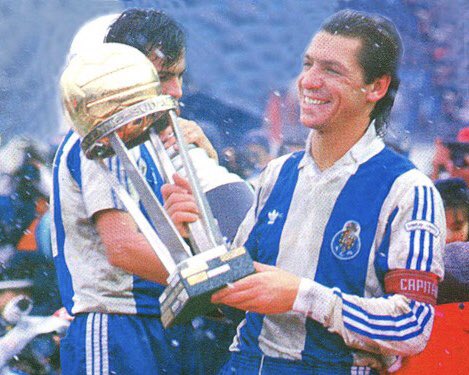 🇵🇹 FERNANDO Mendes Soares GOMES
📍Oporto, 22/11/1956
@FCPorto @RealSporting @Sporting_CP
Talentoso delantero portugués surgido del Oporto debutando en el primer equipo con dos goles. Campeón de Europa 1987, pese a perderse la final, Intercontinental y Supercopa. #Portugal https://t.co/v6c4WNVFje