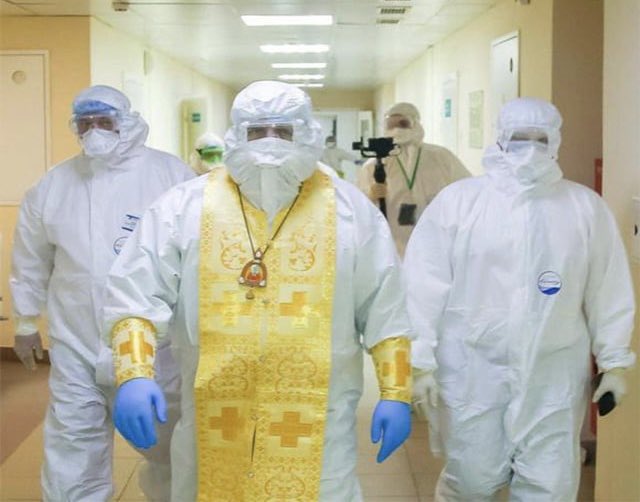 SABES QUE LA PANDEMIA SE HA DESMADRADO CUANDO APARECE EN EL HOSPITAL UN CURA DE NIVEL 99