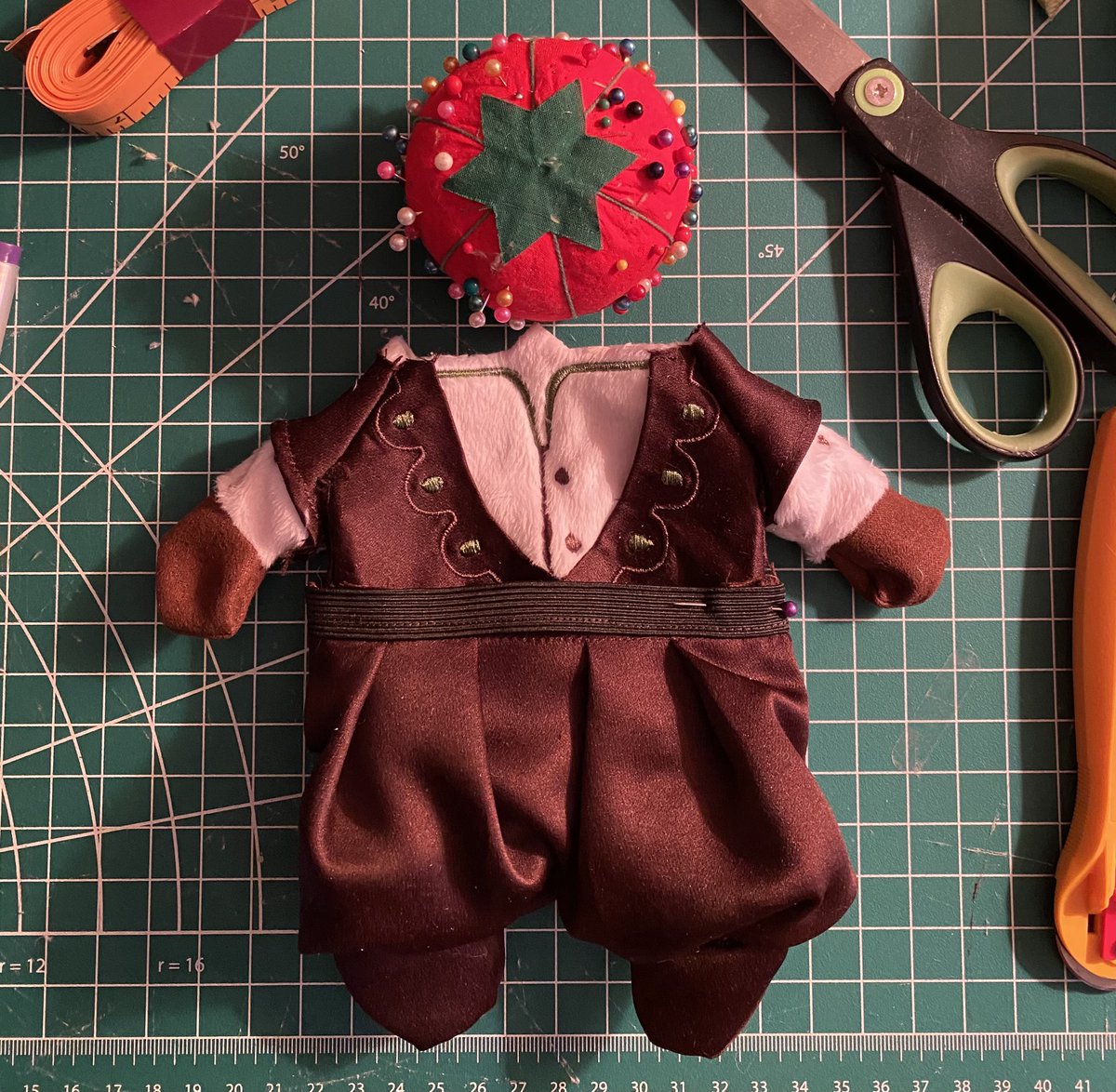 fancy11nancy's tweet photo. Iggy plush body W.I.P. !!! 💚🎉✨ Once I make adjustments to the arms its onto sewing iggy’s head!💚 #ignatz #ignatzweek #ignatzvictor #fe3h #FireEmblemThreeHouses #handsewn #sewing #plush https://t.co/dWEq3dnHRw