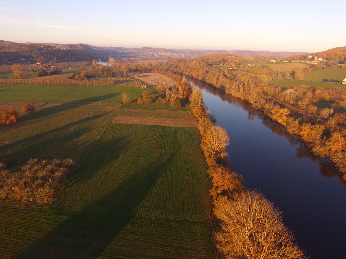 3Gites's tweet photo. Dordogne autumn sunshine https://t.co/m2UfchH5sq