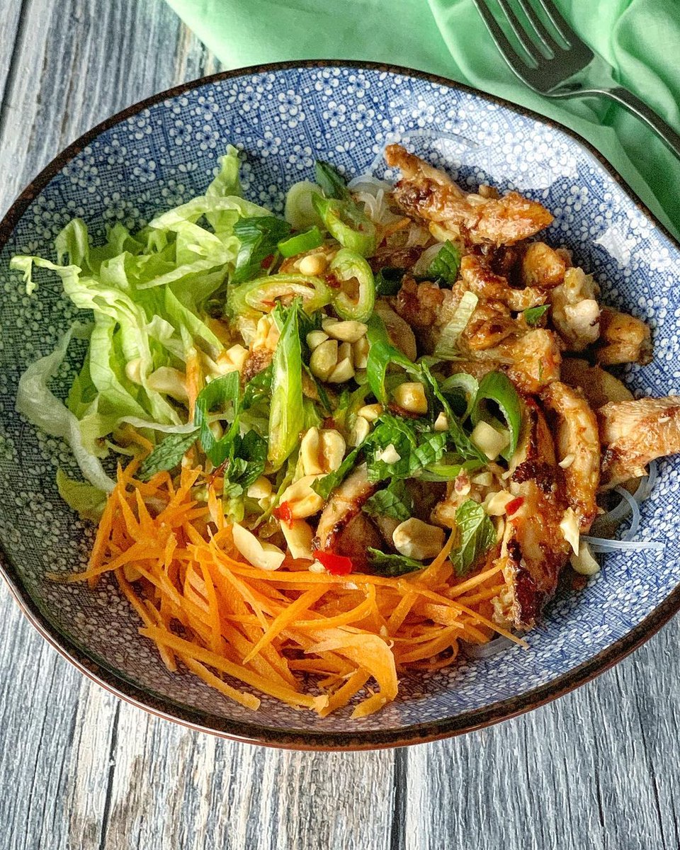 When you’re craving something fresh, a Vietnamese chicken salad will really hit the spot! (📷 IG: vj_cook)